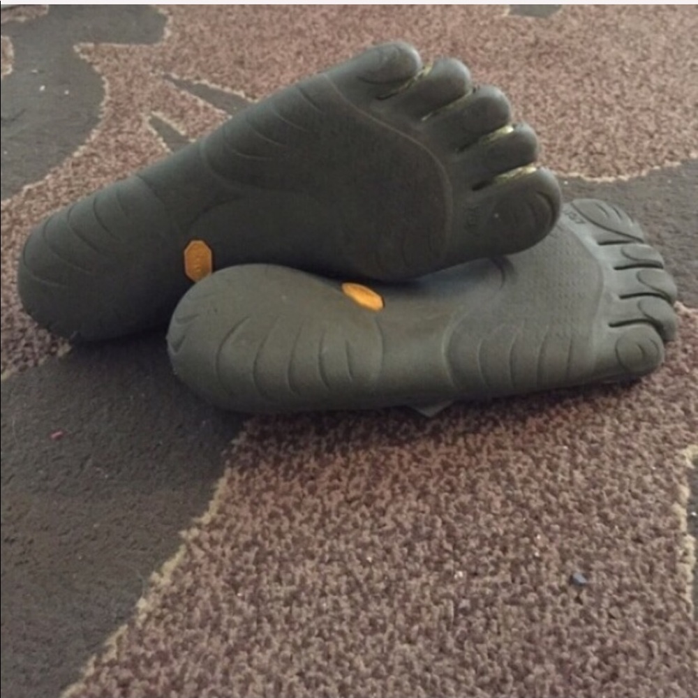 Vibram shoes - Picture 3 of 4